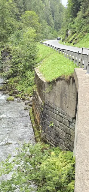 Die bestehende Stützmauer zur Gurk wird verstärkt. | Foto: Land Kärnten