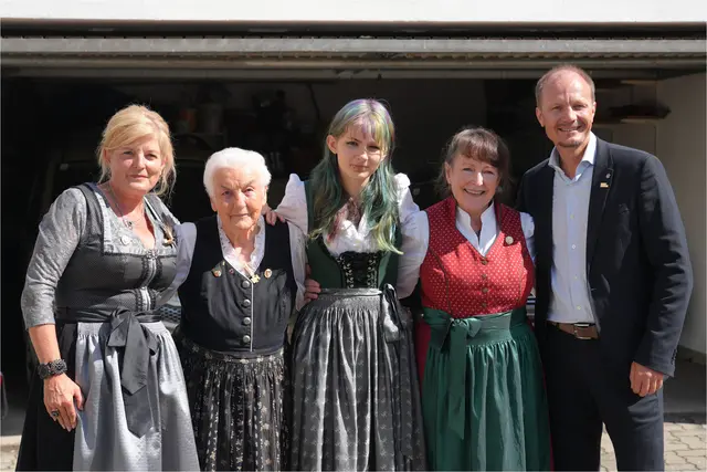 Angelika Rott und Johannes Anzengruber mit den "ausgezeichneten" Dirndlträgerinnen. | Foto: Erich Staudinger