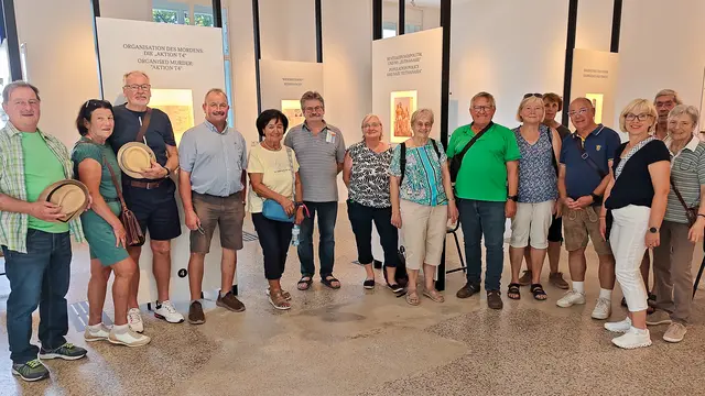 Aufgeteilt auf zwei Gruppen erlebten die Ernsthofner eine Führung durch 250 Jahre Medizingeschichte.  | Foto: Hans Oberreiter