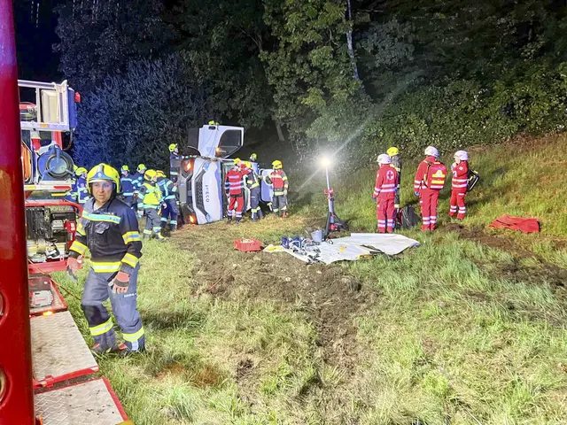 Beim Eintreffen der Einsatzkräfte befand sich eine Person noch im Fahrzeug und war eingeklemmt. | Foto: FF Oberwang/Stoxreiter