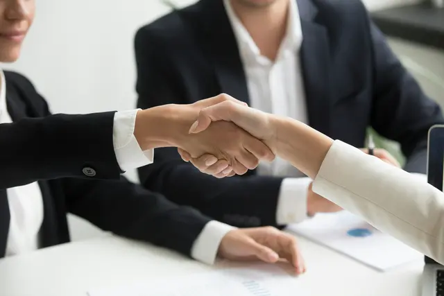 Auf gute Zusammenarbeit. Bei Pro Juventute kommt es ab September 2026 zu einem Wechsel in der Führung.  | Foto: Symbolbild Radission US/unsplash