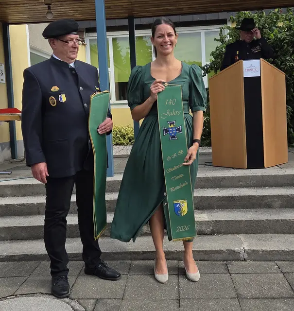Fahnenpatin Jeannine Schmid mit einem der Fahnenbänder. | Foto: Stadtgemeinde Ternitz