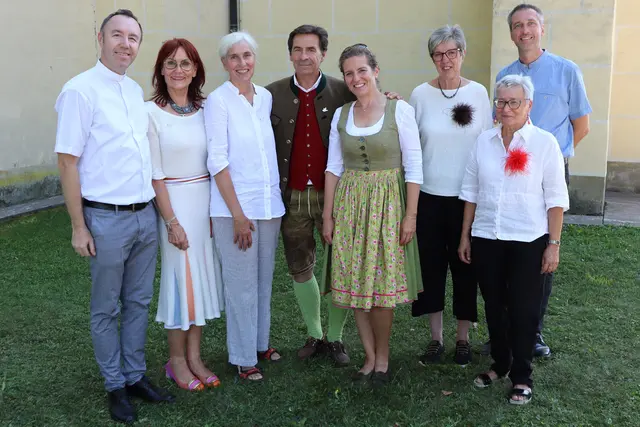 Pfarrer Marius Enasel mit Angelika, Franz Meran und den Mitgliedern des Pfarrgemeinderats | Foto: Gerhard Langmann