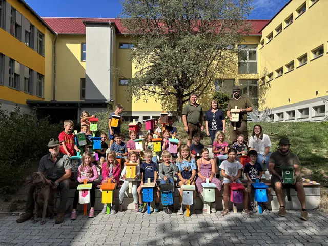 Die Kinder zeigen stolz ihre selbstgebauten Nistkästen. Im Bild mit: Walter Wagner, Christian Graf, Hegeringleiter Bernhard Trinko und Julian Ramharter mit Anne Schäfer sowie Bürgermeisterin Anette Töpfl  | Foto: Hegering Vitis