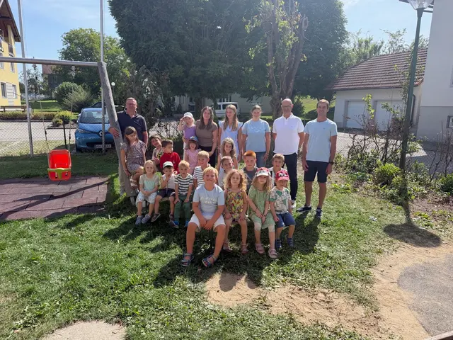 Die Bürgermeister der drei beteiligten Gemeinden statteten dem Sommerkindergarten einen Besuch ab und brachten den Kindern ein Eis mit.  | Foto: Gemeinde Dorf/Pram