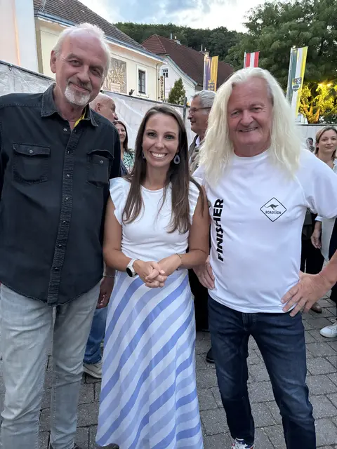 Karl Takats und Jasmin Klemmer-Schlögl mit Wüstenläufer Helmut Tschellnig. | Foto: Lauren Fahrenberger / MeinBezirk