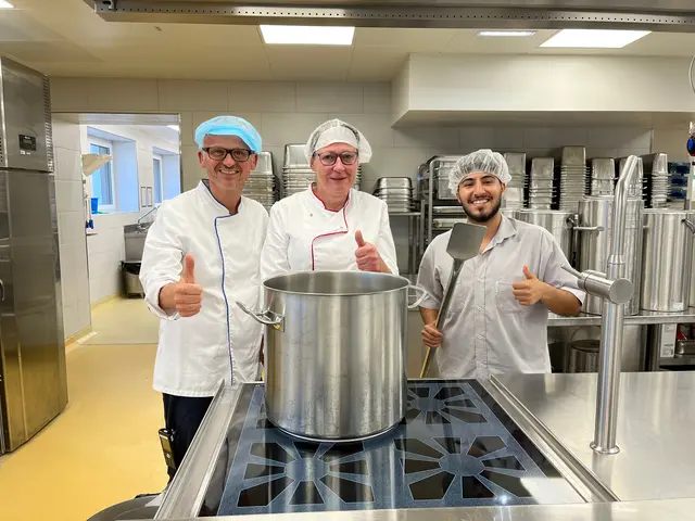 Das Küchenteam des Pyhrn-Eisenwurzen Klinikums Kirchdorf um Alfred Hörtenhuber (links) freut sich über die Auszeichnung. | Foto: OÖG