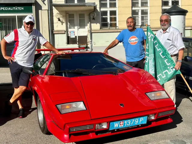 Gernot Rumpold, Oskar „Otto“ Pessl und Stadtrat Werner Oppitz beim Lamborgini. | Foto: Markus Kahrer