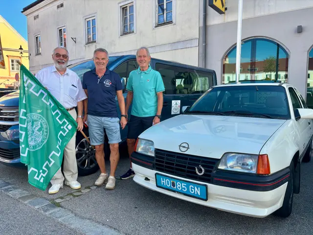 Berufsschuldirektor-Stellvertreter Reinhard Popp führte sein Auto aus 1986 aus. | Foto: Markus Kahrer