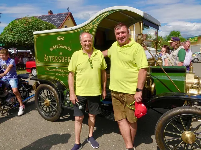Platzsprecher Luigi Pletz und Obmann der Oldtimerfreunde Spielberg Augustin Birnstingl vor einem Ford T Lieferwagen.