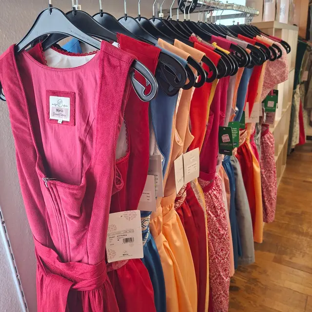 Noch sind Dirndl in vielen knalligen Farben vorrätig. | Foto: Rollett Trachten
