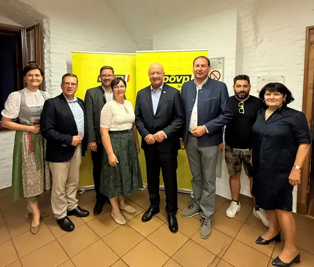 Von links: Barbara Prügl, August Wöginger, Florian Hiegelsberger, Martina Schlöglmann, Bundeskanzler Christian Stocker, Florian Grünberger, Gregor Wiesbauer und Marianne Reininger. | Foto: ÖVP Bezirk Schärding