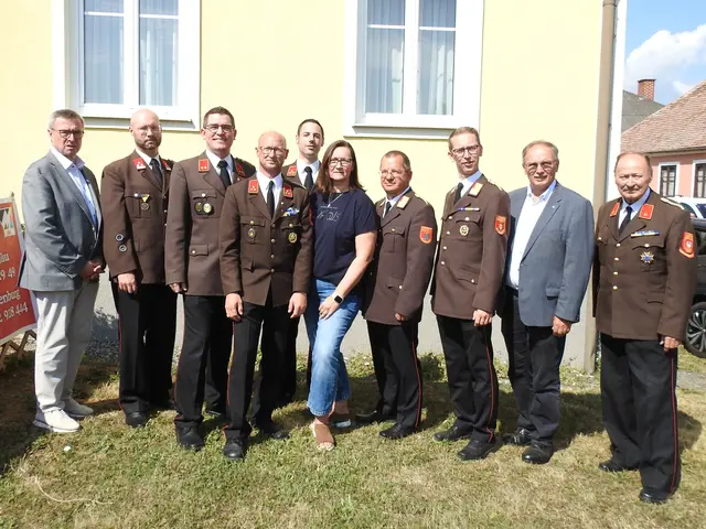 Bgm. Leo Ramharter, OV Str. Christoph Braunsteiner, OBI Andreas Weinkopf, Ehrenhauptbrandinspektor Wolfgang Engel mit Gattin Birgit, dahinter HBI Roland Marihart, ABI Andreas Schmied, BR Andreas Elmer, Landtagsabgeordneter Bgm. Richard Hogl, Ehren-BI Bruno Engel

 | Foto: FF Rafing