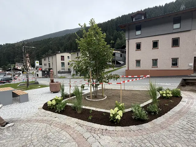 Vor dem Gemeindeamt wurde es wieder grün. | Foto: Gemeinde Sellrain