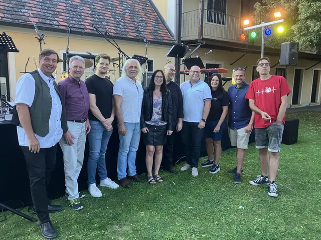 Franz Spehn, Fritz Quirgst, Michael Hoffman, Michael Gerlach, Karin Hofer, Emmerich Müllner, Markus Mentl-Weigl, Sabine Erber, Bernhard Grubmüller, und Michael Amon (vlnr) genossen den Abend.  | Foto: Jürgen Tod 