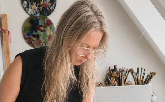 Schlossmalerin Julia Tschaikner freut sich in ihrem Gastatelier auf Besuch. | Foto: Julia Tschaikner