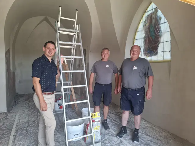Der Bürgermeister Jürgen Rummel besichtigt die Baustelle der Kapelle. | Foto: Stadtgemeinde Neulengbach