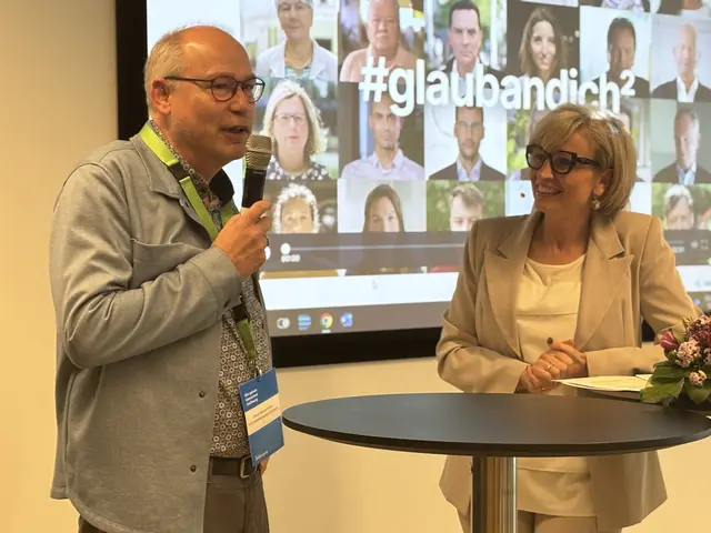 Peter T. Niederreiter (l.) ist Geschäftsführer der Schuldenberatung Salzburg. Er weiß, welche Hürde ein fehlendes oder gesperrtes Konto für Menschen in finanzieller Schieflage bedeutet. | Foto: Sabrina Moriggl