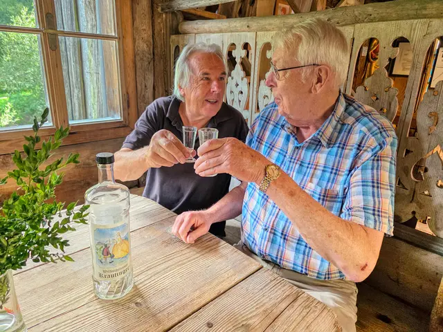Hubert Salcher, Chef des 1. Tiroler Holzmuseum (links) und Peter van der Velden – seit vielen Jahren in Freundschaft verbunden. Zum besonderen Jubiläum wurde mit einem "Krautinger" dem "eigenartigsten Schnaps" der Welt, angestoßen. 
 | Foto: Toni Silberberger