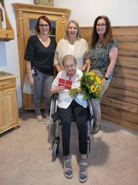 Zum 90. Geburtstag gratulierten der Jubilarin seitens der Marktgemeinde Gutenbrunn Bürgermeisterin Birgit Haberzett und Pflege- und Betreuungsmanagerin sowie Gemeinderätin Martina Aigner. | Foto: Marktgemeinde Gutenbrunn