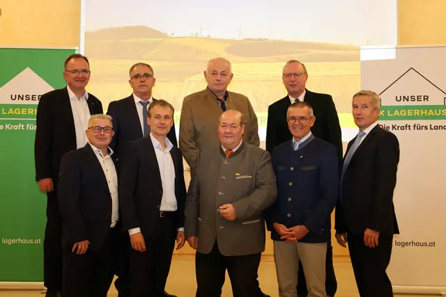 Geschäftsfeldleiter Energie der RWA Oliver Eisenhöld, GF Reinhard Thürr, GF Dir. Alfred Hiller, Generaldirektor der Raiffeisen Holding NÖ-Wien und RLB NÖ-Wien Dr. Martin Hauer, Obmann-Stv. Herbert Bartosch, Obmann Adolf Mechtler, Aufsichtsratsvorsitzender Ernst Fradinger, LAbg. Manfred Schulz, Revisor Franz Wagner.  | Foto: Lagerhaus Weinviertel Ost