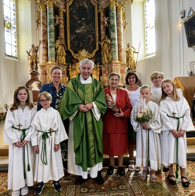 Gabersdorf: Im Rahmen des Gottesdienstes, den am 30. August der 96-jährige  Pfarrer Robert Knopper zelebrierte, wurde der langjährigen PGR-Vorsitzenden Karoline Satzer herzlich zum 80. Geburtstag gratuliert. Als Dank für ihren unermüdlichen Einsatz wurde ihr eine wunderschöne Muttergottesstatue überreicht und Gesundheit, Freude und Gottes Segen gewünscht. | Foto: Veronika Kicker