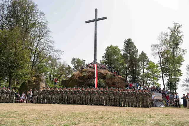 Anzugelobende beim Heimkehrerkreuz | Foto: Bundesheer/ Klaus Unterbuchberger