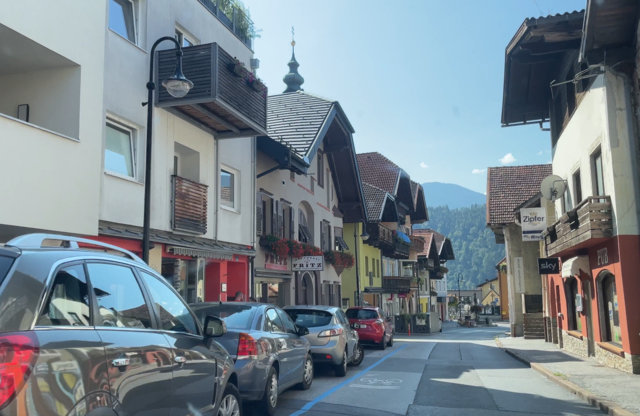 Regional einzukaufen bedeutet heute oft mehr als eine bewusste Entscheidung – es ist ein Gefühl von Vertrautheit. In Zirl zeigt sich dieses Gefühl im täglichen Miteinander. Kleine Betriebe, persönliche Gespräche und überschaubare Wege verleihen dem Ort eine Ruhe, die man beim Einkaufen selten findet.  | Foto: Georg Larcher