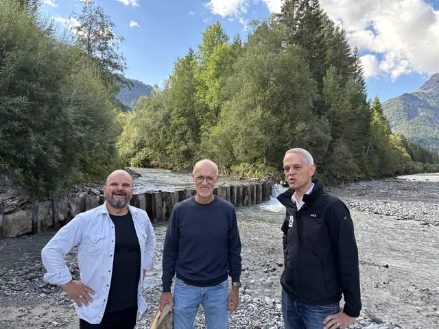 Knittel, Innauer und Uhrig (v.l.) beim Lokalaugenschein am Montag in Stanzach. | Foto: MeinBezirk/Günther Reichel