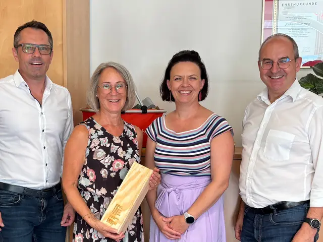 Auch Andreas Schlemmer (re.), der Leiter der Wirtschaftkammer Steiermark Regionalstelle Weiz, bedankte sich bei Karin für die gute Zusammenarbeit und überbrachte ein Geschenk. | Foto: MeinBezirk Weiz/Monika Wilfurth