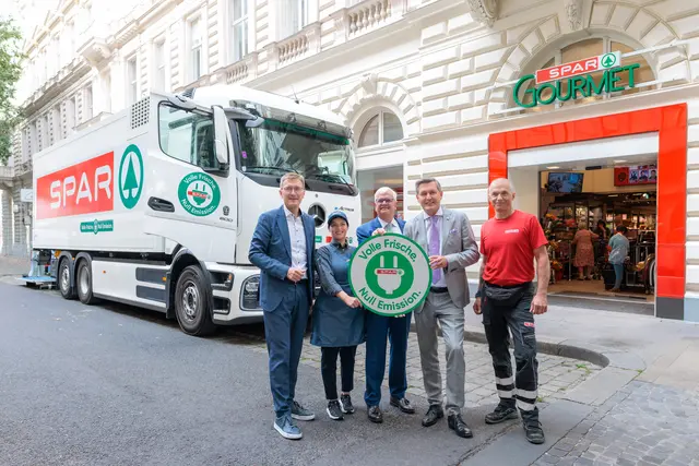 Alois Huber, Geschäftsführer von SPAR Wien, Niederösterreich und nördliches Burgenland, SPAR-Gourmet-Mitarbeiterin Ivana Pejkic, SPAR-Vorstand Marcus Wild, Mobilitätsminister Peter Hanke und Lkw-Fahrer Markus Hofegger (v.l.n.r.) | Foto: SPAR/Johannes Brunnbauer