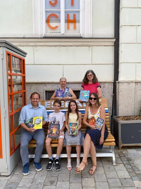 LAbg. Georg Ecker spendete ferientaugliche Bücher an die Hollabrunner Bibliothek mit Heidi Rohringer, Eva Rohm und Birgit Stahl-Hitz (v.l.). Die begeisterten Leser:innen Leonhard und Louisa freuen sich schon auf den neuen Lesestoff. | Foto: Ecker
