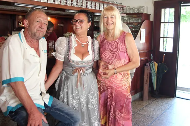 Links: Beste Unterhaltung für Hannes Schneider, Gerlinde Lanzenlechner, Christine Teufl. | Foto: J. &amp; M. Rathkolb