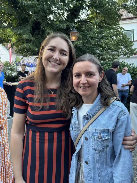 Mielle Wanderer und Julia Klemm freuten sich besonders auf den Auftritt von Lemo. | Foto: Lauren Fahrenberger / MeinBezirk