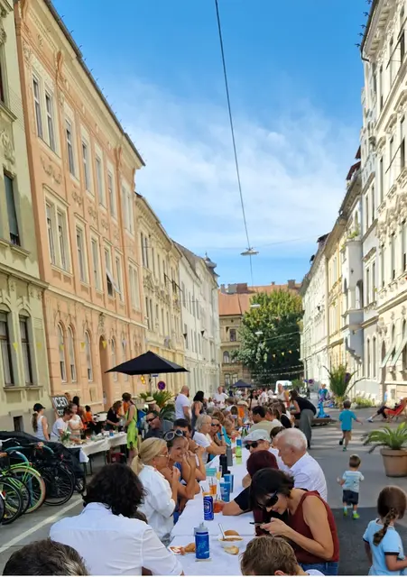 Wenn sich die Straßen um das Margaretenbad wieder mit Menschen füllen, ist es wieder Zeit für das jährliche Grätzelfest – dieses lädt heuer am 13. September ein. | Foto: Grätzelinitiative Margaretenbad