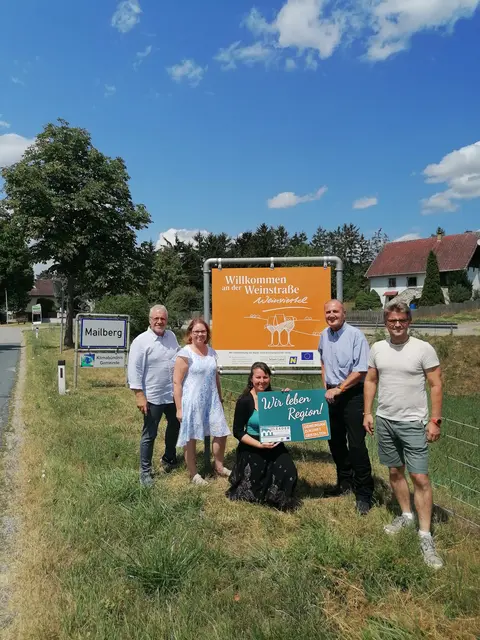  In allen Weinstraßen-Gemeinden der Region Weinviertel-Manhartsberg inkl. der Gemeinde Eggenburg erstrahlen bereits die neuen Weinstraßen-Schilder. V.l.n.r.: Klaus Gössl (Weinstraße Weinviertel West), Doris Mutz (Kleinregion Initiative Pulkautal), Hana Zvariková und Obm. Peter Steinbach (LEADER Region Weinviertel-Manhartsberg) und Bgm. Christoph Hohl (Gemeinde Mailberg)  | Foto: Leader Region Weinviertel-Manhartsberg