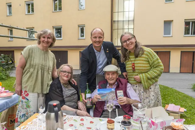 Ein Geburtstag bringt Familien zusammen: Bürgermeister Johannes Anzengruber mit den Zwillingsschwestern Renate (r.) und Edith (l.) sowie Margit (2. v. l.), der Cousine des Jubilars. Hinter der Kamera stand deren Sohn und Cousin zweiten Grades der beiden Schwestern. | Foto: © IKM/M.Freinhofer