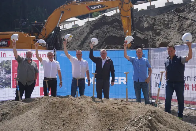 Bürgermeister Benedikt Singer (3. v.l.) und NHT-Geschäftsführer Johannes Tratter (3. v. r.) geben mit Architekt Dietmar Ewerz, NHT-Prokurist Engelbert Spiß, Michael Mair (Bundesforste) und Roman Triendl (Baufirma Bodner) den Startschuss für ein weiteres Wohnprojekt in der Gemeinde Sellrain.  | Foto: AMG