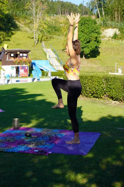 Trainerin Kathrin zeigt, wie Yoga im Schwimmbad geht | Foto: AMG