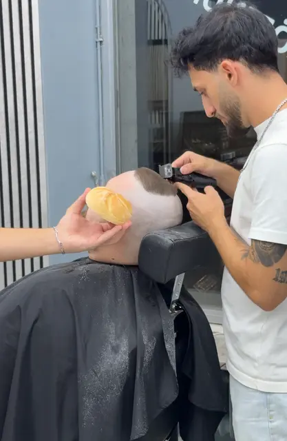 Der Simmeringer-Influencer ließ sich passend für sein neues Musikvideo einen neuen Haarschnitt verpassen.  | Foto: z.V.g.