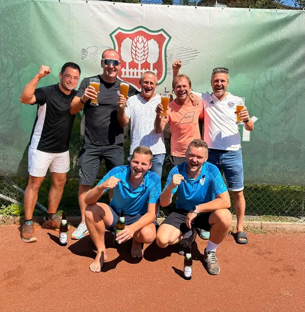 Die erfolgreiche Esternberger Mannschaft beim Feiern. | Foto: UTC Esternberg