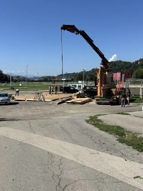 Die erste Hütte ist am Rennbahngelände im Entstehen - der St. Veiter Wiesenmarkt beginnt am 26. September. | Foto: MeinBezirk
