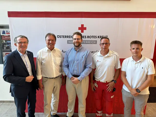Blaulichtstadtrat und Ausschussmitglied Franz Piribauer mit dem interimistischen Bezirksstellenleiter Werner Kraut, dem designierten Bezirksstellenleiter Gabriel Graggober sowie dessen Stellvertretern Thomas Masicek und Jan Muhr. | Foto: RKNOE/Fabian Kaiser