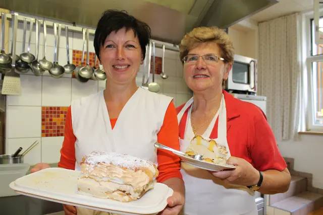 Lore Schöllhuber (re.) mit der weithin bekannten Kardinalschnitte aus dem Hause Schöllhuber. | Foto: Staudinger