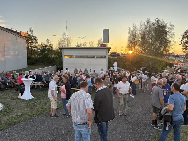 Großes Interesse am neu errichteten Marterl | Foto: Daniel Schmidt