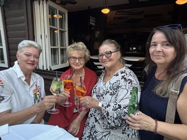 Stießen auf den Abend an: Gabi Gerstl, Wali Auckenthaler, Heidi Tullach und Monika P. | Foto: Lauren Fahrenberger / MeinBezirk