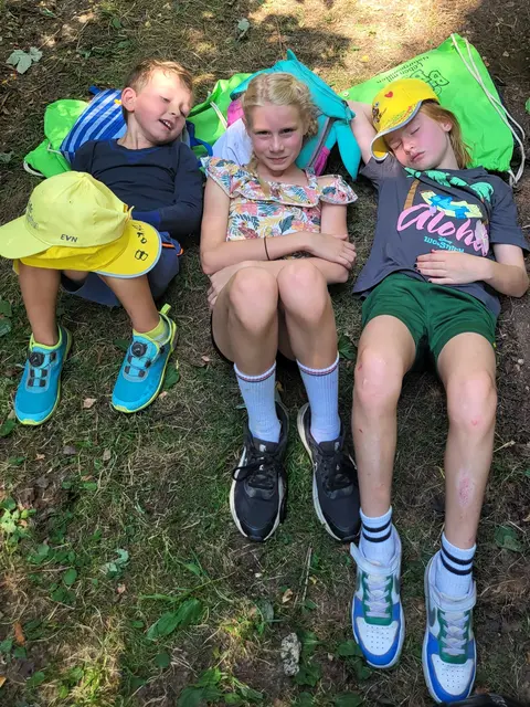 Jakob Grünschachner, Sophia und Melissa Winkler genossen in Schönbach die Pause im Schatten. | Foto: KLAR! Waldviertler Kernland