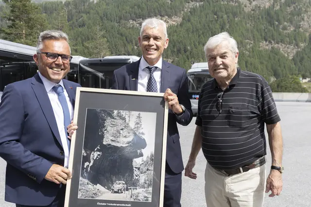Auf weitere Jahre der guten Zusammenarbeit: Wolfram Gehri (m.) von Postbus beglückwünschte Ötztaler-Geschäftsführer Franz Sailer (l.) und Ötztaler-Kontrollratsvorsitzenden Klaus Falkner (r.) zum Erreichten. | Foto: Polak Mediaservoce