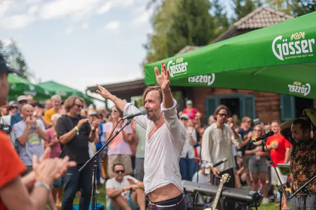 Der Auftritt von Fuzzman &amp; the Singin' Rebels bei Emmis Mosthütte gehört zum jährlichen Fixstern. Herwig Zamernik und der Verein mussten am Freitag aus Sicherheitsgründen das Programm ändern, ziehen aber sonst eine positive Bilanz. | Foto: DerSchindler