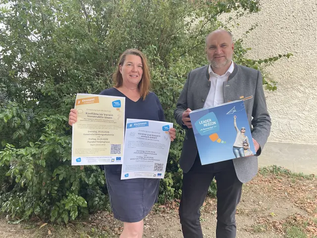 Christian Frank (Obmann der LEADER Region Weinviertel Ost) und Petra Thaler
(Projektleitung LEADER Region Weinviertel Ost) mit den Plakaten zu den Ehrenamt Workshops
Zusatzinformation:
Was ist die LEADER Region Weinviertel Ost?
Die LEADER Region Weinviertel Ost ist ein Zusammenschluss von 58 Gemeinden mit rund 120.000 | Foto: Leader